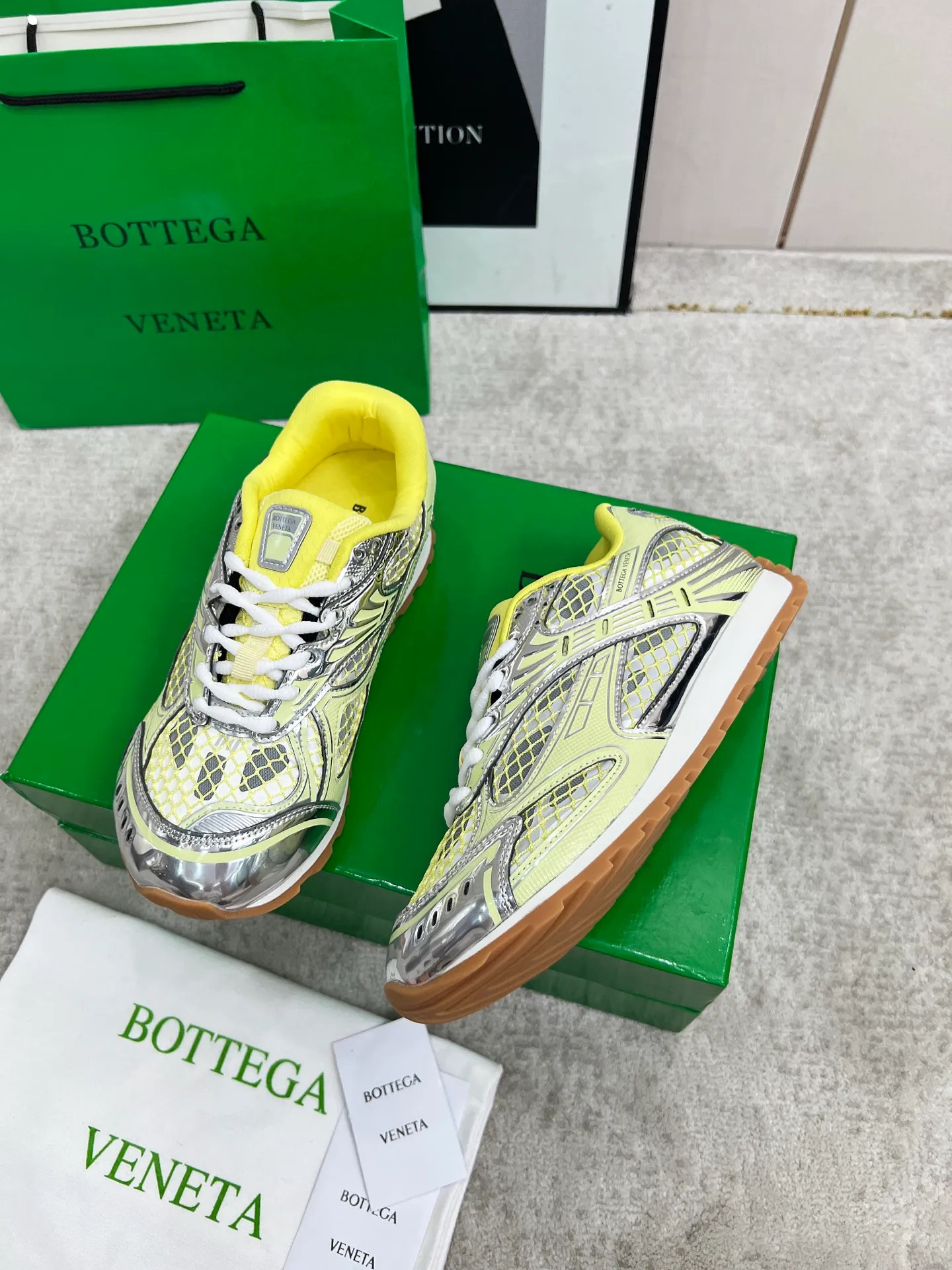 P540. Top version (couples model) Bottega Veneta Bottega Veneta 23ss autumn and winter show BV Orbit sneakers Wang Yibo's same style couples casual shoes dad shoes! Runner sneakers! Original purchase and development!  Made of original lightweight technical mesh fabric, the same as the original version! The process is complicated!  Paired with a rubber outsole designed with a geometric pattern, the high version of the Wang Zha series is actually much taller, but the legs still look slim. Very nice. Durable and playable, standard and version-matching shoe package technology, look for high-end versions. The original outsole is exclusively molded, and the color-blocked TPU outsole is used. The material and weight are the same as the original!  Size: #Female 35-41 (40 and 41 customized sizes are non-refundable) Male 39-45 (45 size customized are non-returnable and exchangeable)